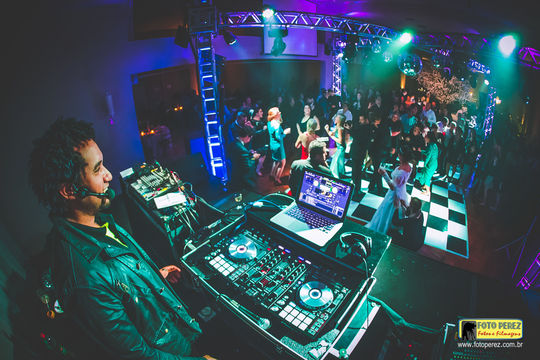 A IMPORTÂNCIA DO SOM, ILUMINAÇÃO E DJ NO CASAMENTO A IMPORTÂNCIA DO SOM, ILUMINAÇÃO E DJ NO CASAMENTO